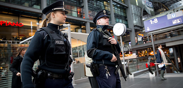 Policiais patrulham a principal estao de trem de Berlim, na Alemanha