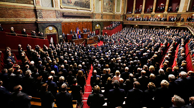 O presidente Franois Hollande, deputados e senadores cantam a Marselhesa, hino nacional francs 