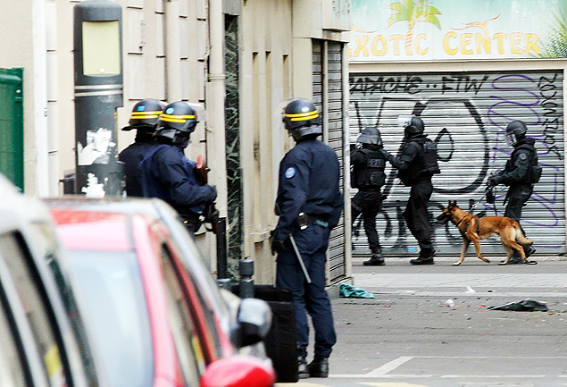 Members of special French RAID forces with a police dog and French riot police (CRS) secure the area during an operation in Saint-Denis, near Paris, France, November 18, 2015 to catch fugitives from Friday night's deadly attacks in the French capital. REUTERS/Philippe Wojazer ORG XMIT: SAA17