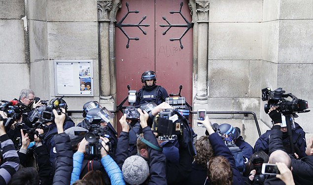 Policiais tentam entrar em igreja em Saint-Denis durante busca a terroristas