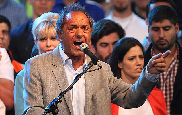 O candidato governista Daniel Scioli faz seu discurso de campanha; peronismo deve se reorganizar