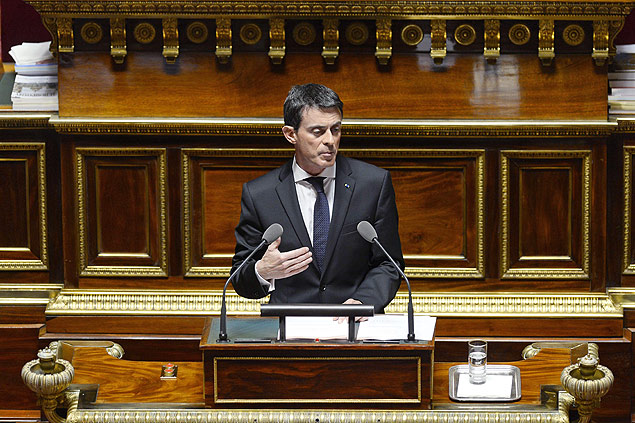 French Prime Minister Manuel Valls addresses lawmakers during a debate on the state of emergency at the French Senate on November 20, 2015 in Paris, a week after the Paris attacks that killed 130 and injured over 350. The death toll from the attacks on Paris has risen to 130, French Prime Minister Manuel Valls said on November 20 after one of those wounded succumbed to their injuries. AFP PHOTO / ALAIN JOCARD ORG XMIT: 2433