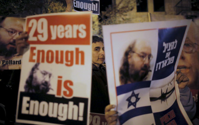 Israelenses seguram cartazes pedindo a libertao de Pollard, em janeiro de 2014