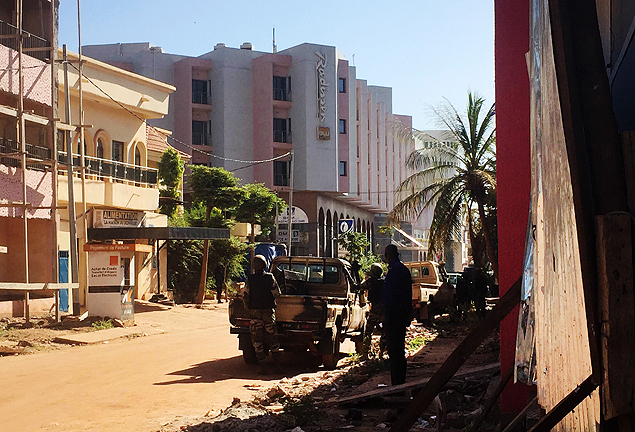 Tropas cercam Hotel Radisson Blu, em Bamaco, Mali, que foi tomado por homens armados