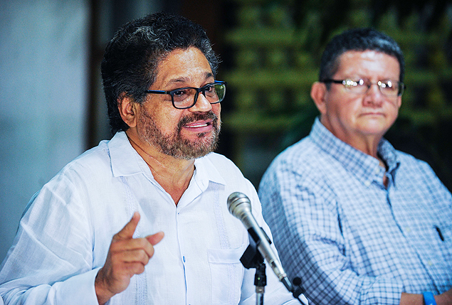 The head of the FARC-EP leftist guerrillas delegation, Commander Ivan Marquez (L) speaks at the Convention Palace in Havana during a press conference on November 19, 2015. The peace talks to end five decades of conflict between the Colombian government and FARC rebels mark their third anniversary Thursday, with a deal tantalizingly close but still beyond reach. AFP PHOTO/YAMIL LAGE ORG XMIT: HAV06