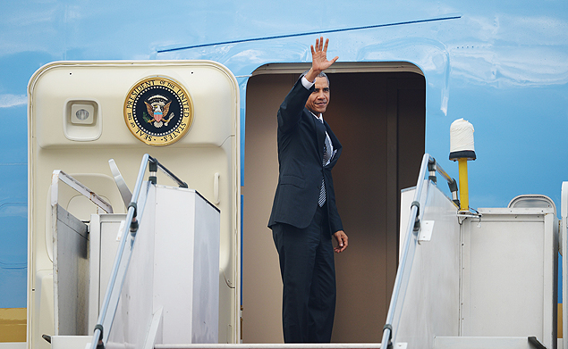 US President Barack Obama waves during his departure at the Royal Malaysian Airforce base in Subang, outside Kuala Lumpur on November 22, 2015, after attending the 27th Association of South East Asian Nations (ASEAN) Summit. Southeast Asian leaders on November 22 symbolically declared the establishment by year-end of an EU-style regional economic bloc, but diplomats admitted it will be years before the vision of a single market can be realised. AFP PHOTO / MOHD RASFAN ORG XMIT: DFR016
