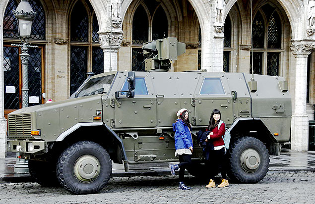 Tourists pose in front of a military armoured vehicle parked at Brussels Grand Place, November 22, 2015, after security was tightened in Belgium following the fatal attacks in Paris. REUTERS/Francois Lenoir ORG XMIT: FLR01