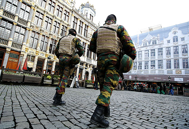 Soldados belgas patrulham as ruas de Bruxelas, capital da Blgica
