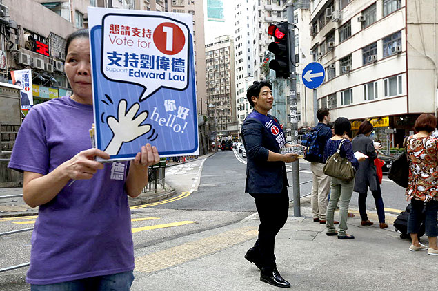 Edward Lau, 29, administrador que participou dos protestos de 2014 e concorre na eleio, faz campanha na rua