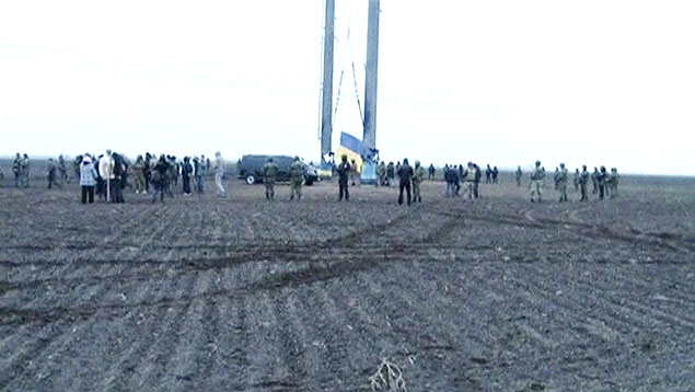 Membros do Exrcito da Ucrnia e do Ministrio do Interior fazem crculo de proteo em torno de uma das torres de energia afetadas