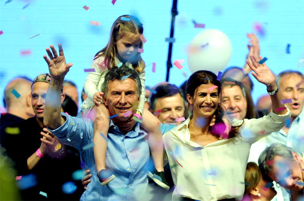 Mauricio Macri, que suceder Cristina Kirchner, acena para partidrios aps eleies na Argentina