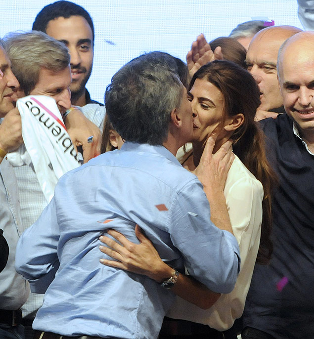 Mauricio Macri beija a mulher, Juliana Awada, aps vitria na eleio argentina