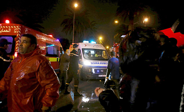 Ambulncia e policiais tunisianos nas ruas de Tnis aps ataque a nibus da guarda presidencial