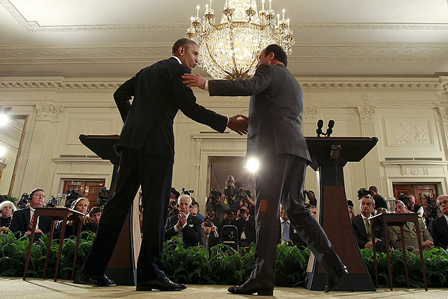U.S. President Barack Obama (L) greets French President Francois Hollande during a joint news conference in the East Room of the White House in Washington November 24, 2015. REUTERS/Carlos Barria ORG XMIT: CB09