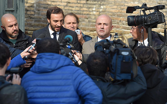 Gianluigi Nuzzi (direita) e Emiliano Fittipaldi falam  imprensa aps a primeira sesso do julgamento