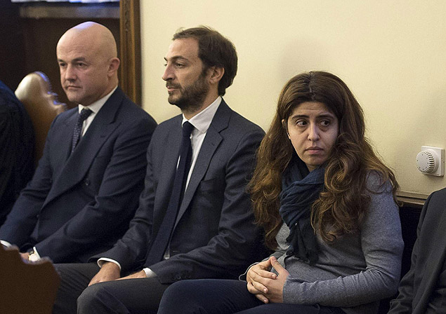 Francesca Chaouqui e os jornalistas Emiliano Fittipaldi e Gianluigi Nuzzi no julgamento