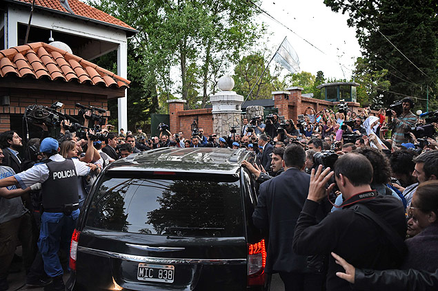 Mauricio Macri acena para aliados na chegada  Quinta de Olivos para reunio com Cristina Kirchner