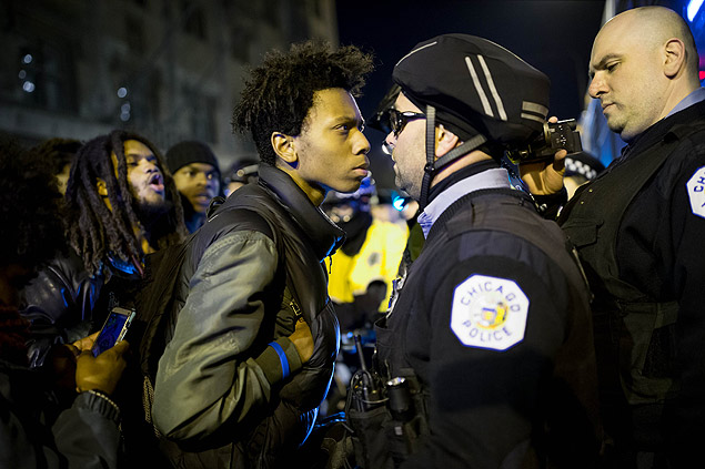 (151125) -- CHICAGO, Nov. 25, 2015 (Xinhua) -- Protesters clash with the police during the protest of the police killing of Laquan McDonald in downtown Chicago, Illinois, United States on Nov. 24, 2015. Police released a video on Tuesday showing the shooting of 17-year-old Laquan McDonald, who was killed by Chicago Police officer Jason Van Dyke on Oct. 20, 2014. Jason Van Dyke has been charged with first-degree murder in McDonald's death. (Xinhua/Ting Shen)