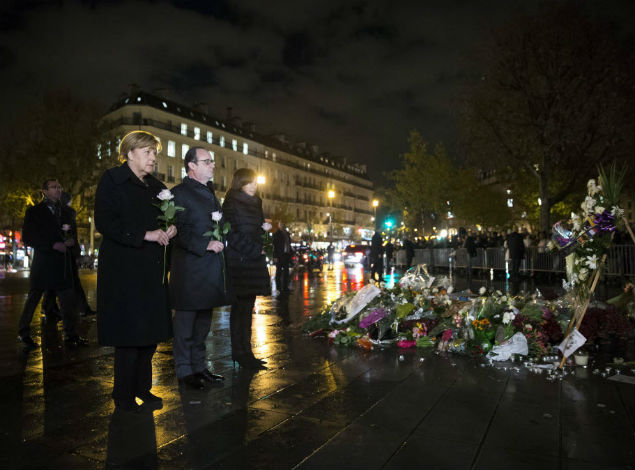 Merkel, Hollande e Anne Hidalgo, prefeita de Paris, homenageiam as vítimas dos atentados