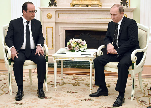 Russian President Vladimir Putin (R) meets with French President Francois Hollande (L) on November 26, 2015 at the Kremlin in Moscow. Hollande is leading a diplomatic campaign to form a broad coalition against the Islamic State jihadists following the attacks in Paris, though his efforts are currently being hindered by a bitter standoff between Russia and Turkey over the shooting down of a Russian military plane. AFP PHOTO / POOL / STEPHANE DE SAKUTIN ORG XMIT: 724
