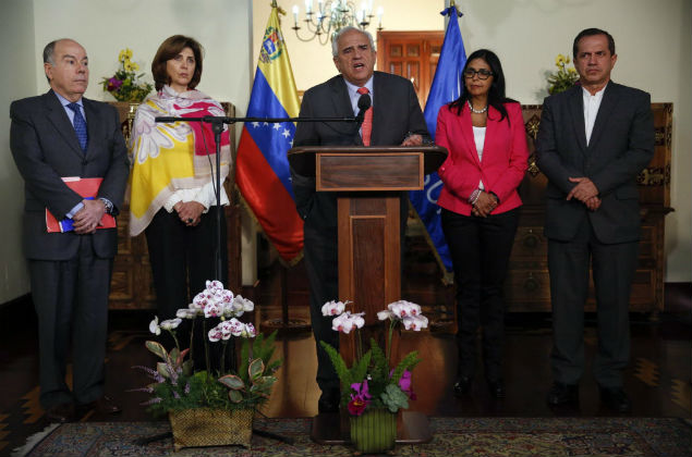 O secretrio-geral da Unasul, Ernesto Samper (centro), com chanceleres do grupo em Caracas