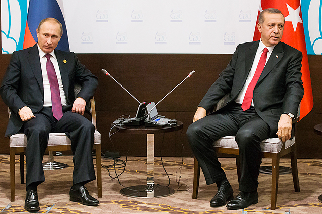 Russian President Vladimir Putin, left, and Turkish President Recep Tayyip Erdogan pose for the media before their talks during the G-20 Summit in Antalya, Turkey, Monday, Nov. 16, 2015. (AP Photo/Alexander Zemlianichenko, Pool) ORG XMIT: XAZ132