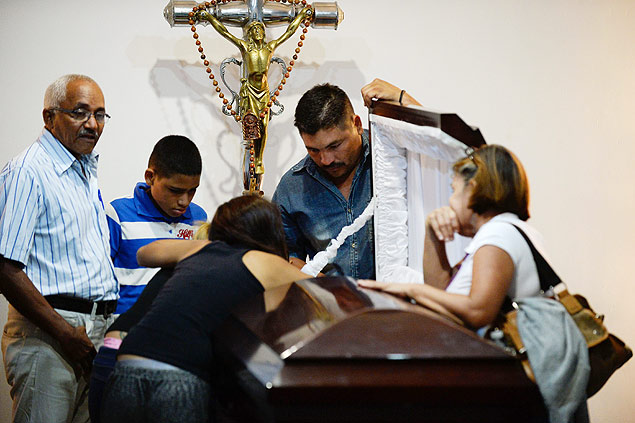 Familiares no funeral de Luis Manuel Daz, lder local da oposio venezuelana, assassinado no dia 25 