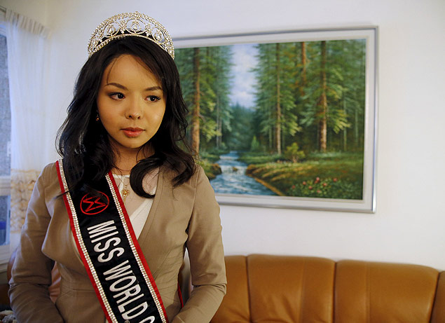 Anastasia Lin posa com coroa de Miss em sua casa no Canad