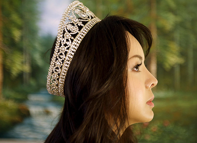 Anastasia Lin posa com coroa de Miss em sua casa no Canad