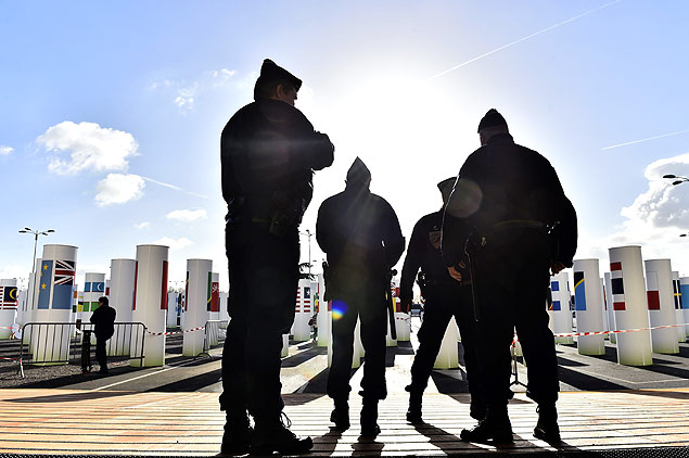 Policiais franceses fazem guarda em frente a local onde será celebrada a conferência do clima, em Paris