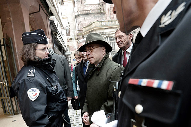 Ministro do Interior da Frana, Bernard Cazeneuve (centro), cumprimenta policiais em Strasbourg