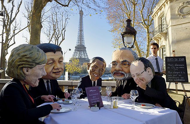 Performers vestem fantasias de líderes mundiais em Paris, dias antes do início da conferência do clima