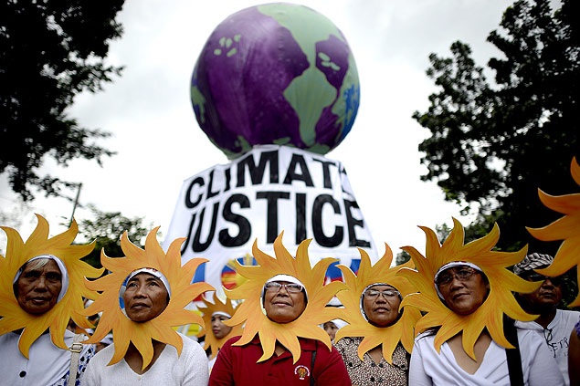 Marcha em Manila (Filipinas), no sábado (28), pressiona por resolução na Conferência do Clima em Paris