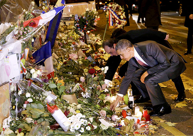 Barack Obama deposita flor em frente a casa de shows Bataclan, em homenagem a vtimas de atentados em Paris 