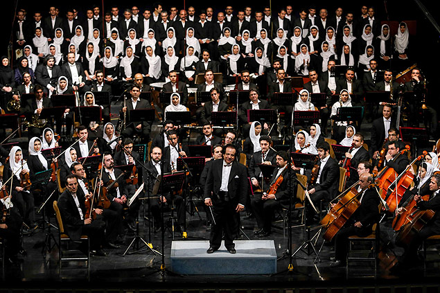 Maestro da orquestra de Teer, Ali Rahbari (ao centro), ficou furioso com proibio imposta s mulheres