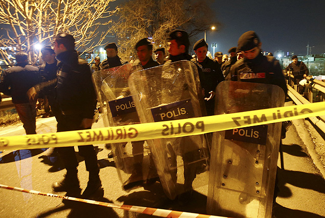 Policiais do Batalho de Choque cercam o local da exploso perto de estao de metr de Istambul