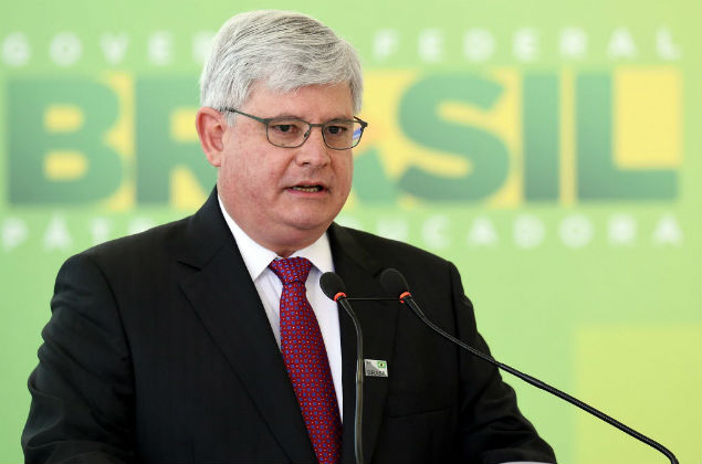 The Attorney General of the Republic Rodrigo Janot delivers an speech during his renewal ceremony for a further two-year term at Planalto Palace in Brasilia on September 17, 2015. AFP PHOTO/EVARISTO SA ORG XMIT: ESA199 