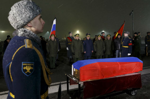 Ao lado do caixo, militares russos homenageiam o tenente Oleg Peshkov, que pilotava o avio abatido pela Turquia