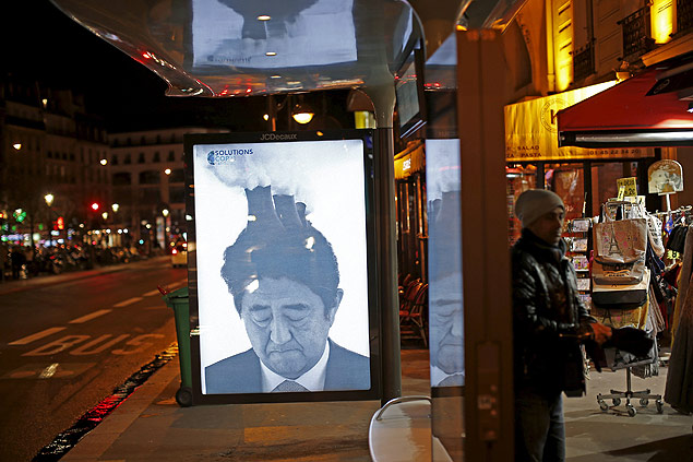 Pster usado em protesto do Brandalism mostra premi japons, Shinzo Abe, com chamins na cabea 