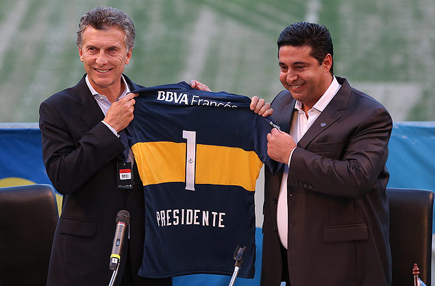 Macri ( esq.) exibe camisa 'presidencial' do Boca ao lado do presidente do clube, Daniel Angelici 
