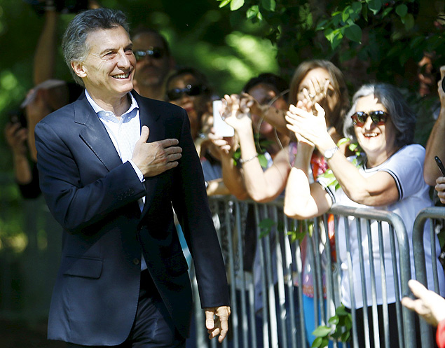 Presidente eleito da Argentina, Mauricio Macri, cumprimenta partidrios aps apresentar gabinete