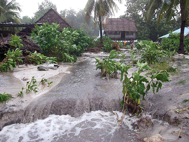 Imagem mostra uma das enchentes provocadas pelo ciclone Pam em Kiribati, no Pacfico, em maro