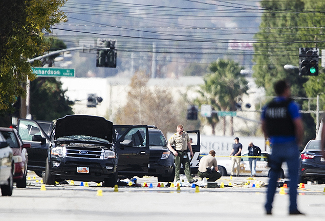 Agentes do FBI inspecionam veculo envolvido na chacina em San Bernardino, que deixou 14 mortos 