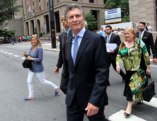 Presidente eleito argentino, Mauricio Macri, caminha na avenida Paulista antes de reunio na Fiesp 