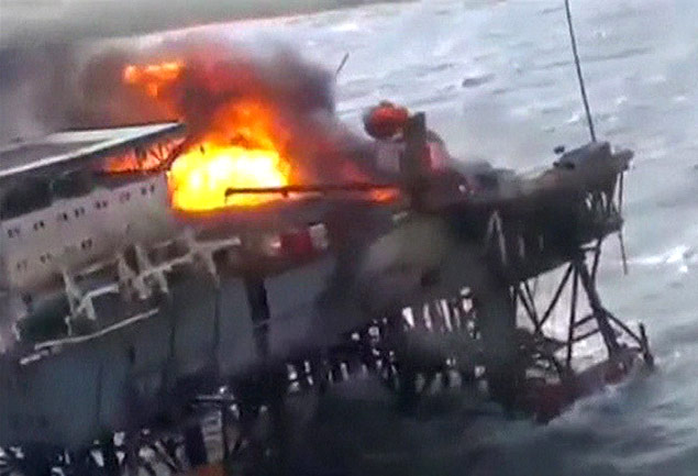 Imagem retirada de TV mostra chama em uma plataforma no mar Cspio; 32 morreram 