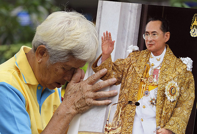 Tailands reza pela melhora do rei Bhumibol Adulyadej, que celebra hoje 88 anos, diante do Hospital Siriraj, em Bancoc