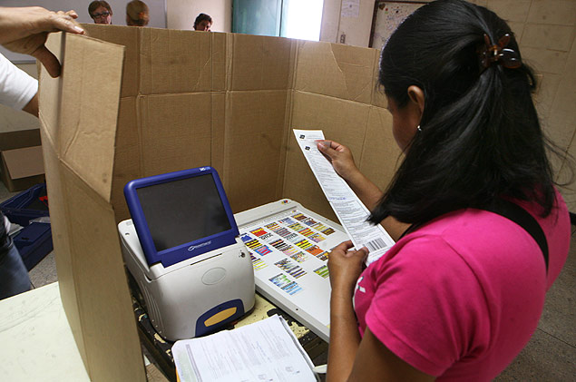 Funcionria eleitoral verifica urna eletrnica em seo eleitoral em Maracaibo, Estado de Zulia