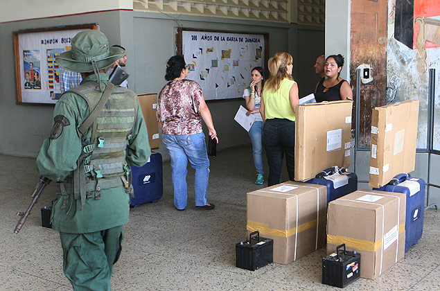 Funcionrios eleitorais organizam seo eleitoral em Maracaibo, Estado de Zulia, Venezuela