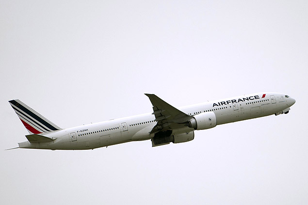 (FILES)-- A file photo taken on June 11, 2013 shows an Air France Boeing 777-300ER plane taking off at Roissy Charles de Gaulle international airport, in Roissy-en-France, outside of Paris on June 11, 2013. Air France-KLM saw its net profit soar to 480 million euros (530 million dollars) in the third quarter, up from 86 million a year earlier. AFP PHOTO / FRED DUFOUR ORG XMIT: FD0217