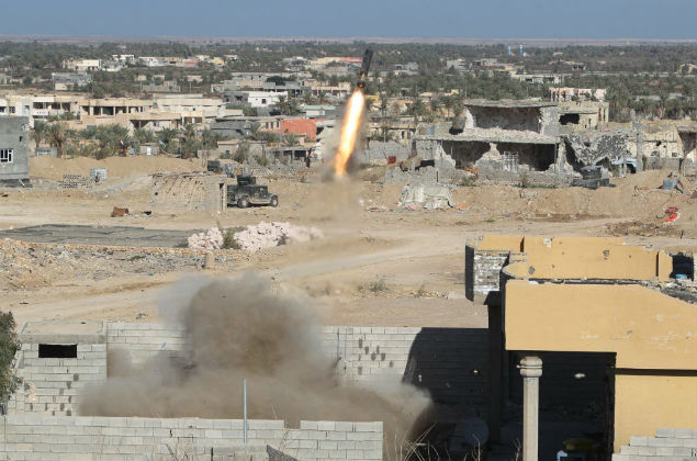 Foras iraquianas lanam granada com foguete na cidade de Husayba, a 7 km de Ramadi